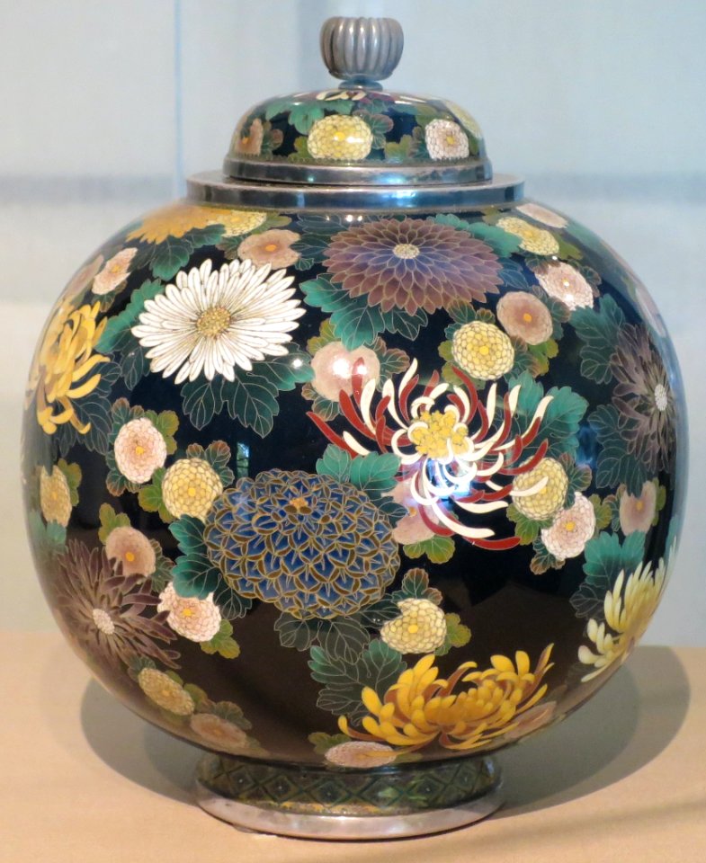 Lidded cloisonné jar with chrysanthemum design by Namikawa Yasuyuki