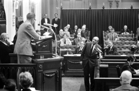 Lid van de Tweede Kamer voor de VVD dhr. Edzo Toxopeus interrumpeert de fractiev, Bestanddeelnr 919-6733