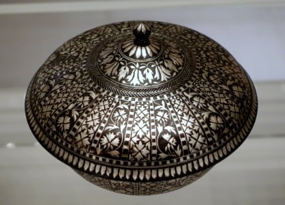 Lidded bowl, Deccan, 17th-18th century, black metal inlaid with silver, view 1 - Ethnological Museum, Berlin - DSC01561