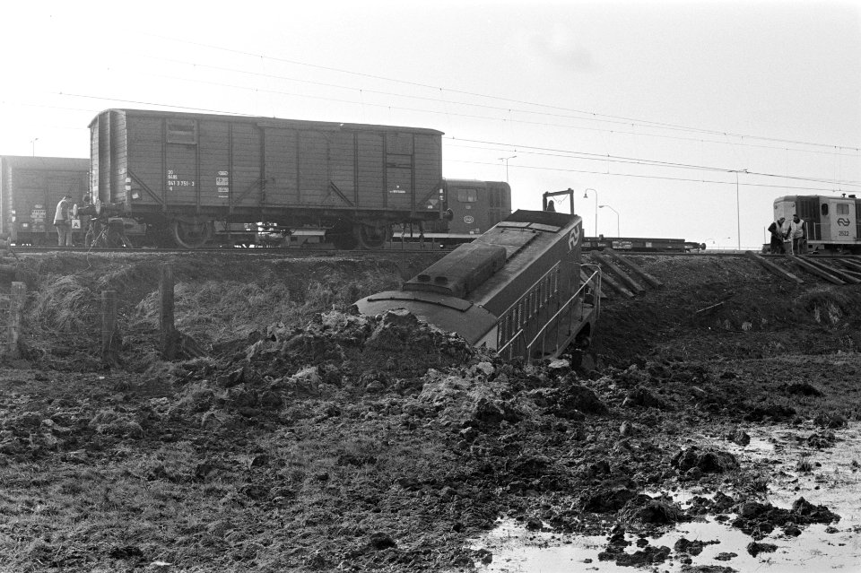 Locomotief ontspoord en in sloot terechtgekomen bij Halfweg, Bestanddeelnr 926-0452