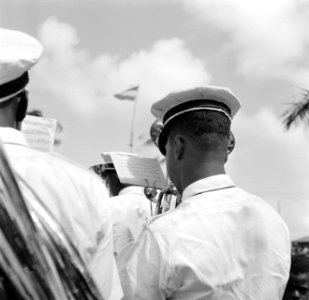 Lid van het muziekkorps van de marine bij de ontvangst in Coronie, Bestanddeelnr 252-4649