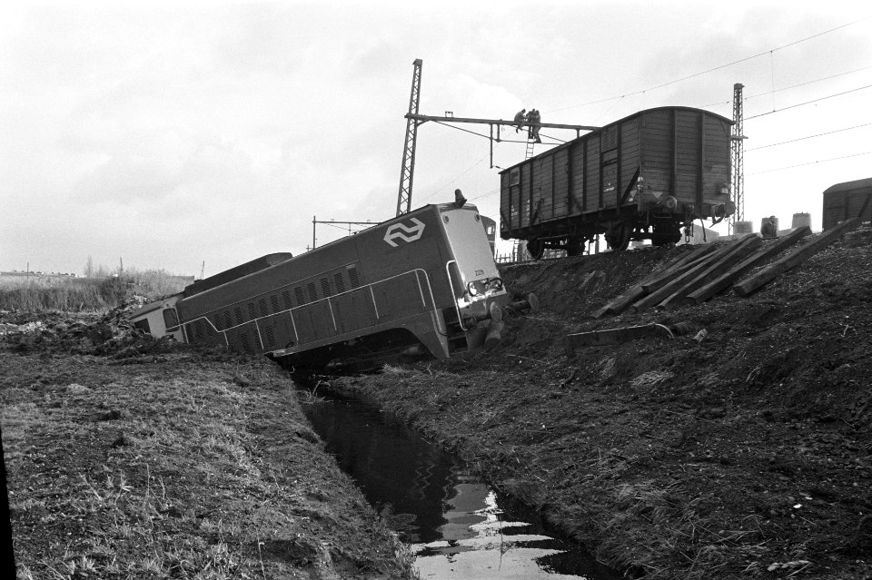 Locomotief ontspoord en in sloot terechtgekomen bij Halfweg, Bestanddeelnr 926-0453