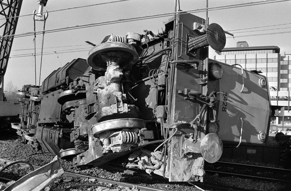 Locomotieven, spoorwegongevallen, verwoestingen, Prins Alexanderpolder, Bestanddeelnr 931-7921