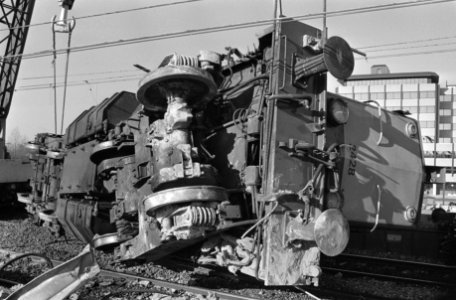 Locomotieven, spoorwegongevallen, verwoestingen, Prins Alexanderpolder, Bestanddeelnr 931-7921