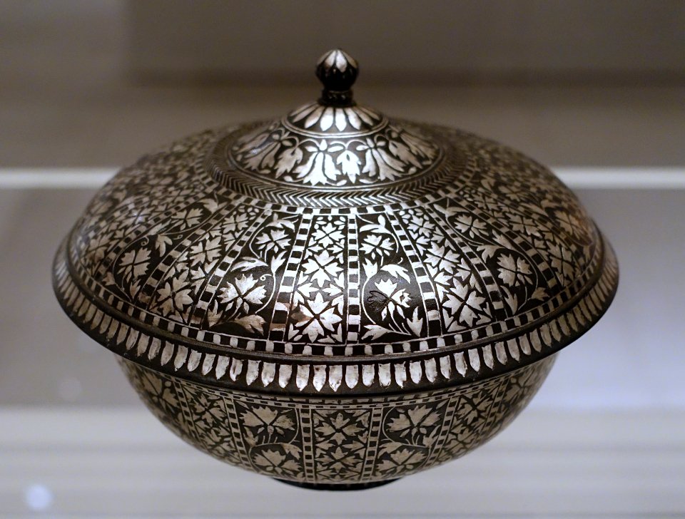 Lidded bowl, Deccan, 17th-18th century, black metal inlaid with silver, view 2 - Ethnological Museum, Berlin - DSC01562