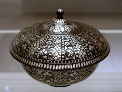 Lidded bowl, Deccan, 17th-18th century, black metal inlaid with silver, view 2 - Ethnological Museum, Berlin - DSC01562