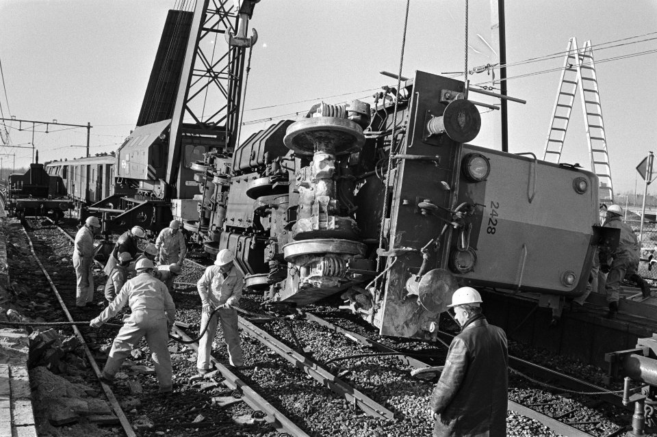 Locomotieven, spoorwegongevallen, verwoestingen, spoorwegwerkers, Prins Alexande, Bestanddeelnr 931-7920