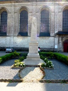 Licques (Pas-de-Calais) église abbatiale, monument aux m orts à coté de l'église