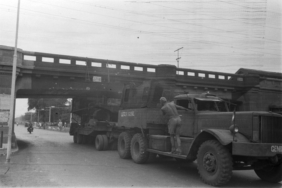 Locomotief op oplegger onder een spoorbrug, Bestanddeelnr 116-1-1