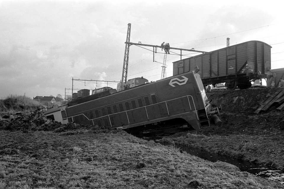 Locomotief ontspoord en in sloot terechtgekomen bij Halfweg, Bestanddeelnr 926-0451