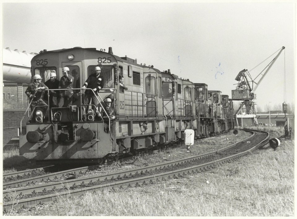 Locomotieftrein op het terrein van de Hoogovens in Velsen Noord. NL-HlmNHA 54015669