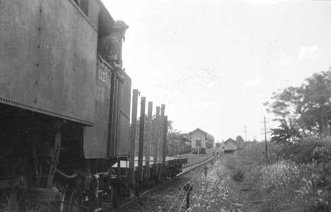 Locomotief met spoorwegwagons op een spoorlijn, Bestanddeelnr 334-4-2