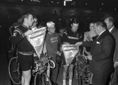 Loevesijn-Harry Jansen winnen Amateur Zesdaagse van Amsterdam huldiging Loevesij, Bestanddeelnr 921-9519