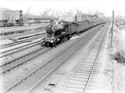 Locomotief met wagons op het Centraal Station in Amsterdam, Bestanddeelnr 189-0642