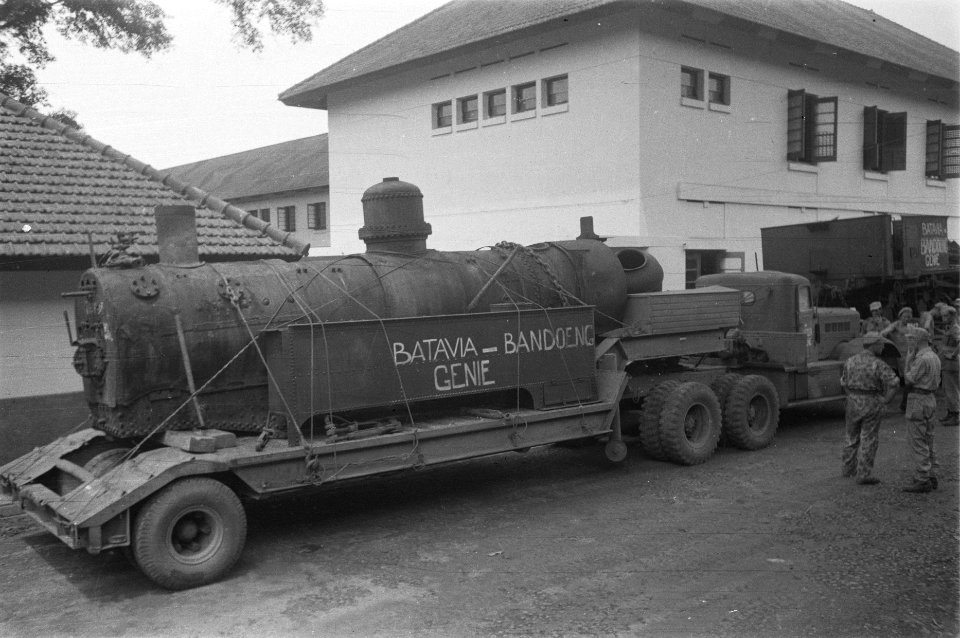 Locomotief in delen op trucks met opleggers. Ketelhuis, Bestanddeelnr 116-2-3