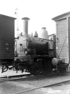 Locomotief met goederenwagons op het Centraal Station in Amsterdam, Bestanddeelnr 189-0641