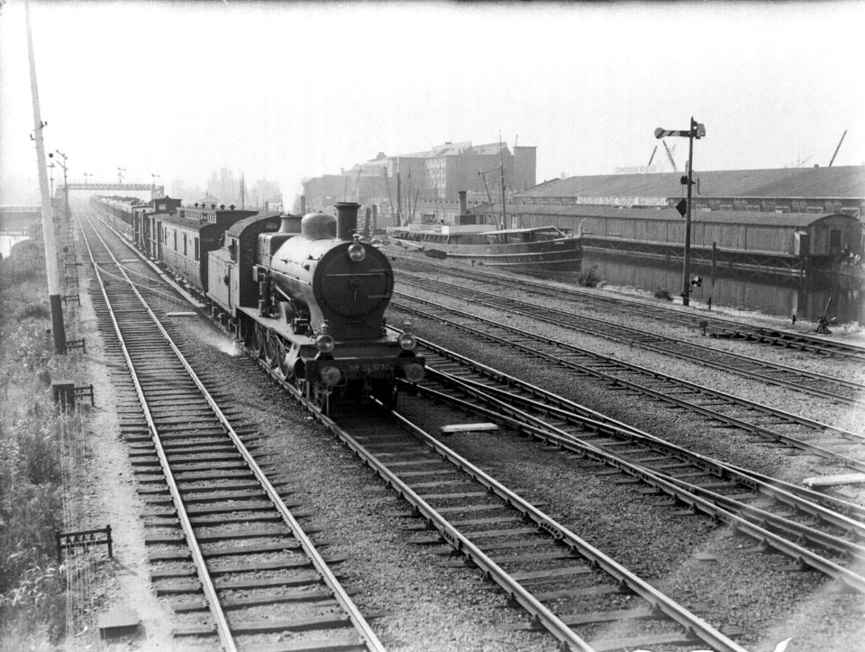 Locomotief 3710 met wagons op het Centraal Station in Amsterdam, Bestanddeelnr 189-0643