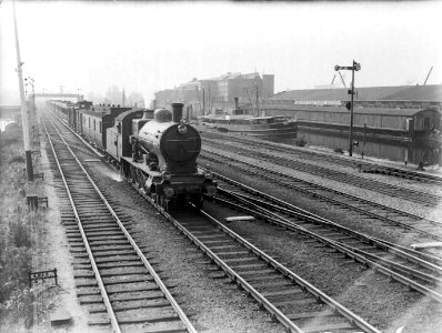 Locomotief 3710 met wagons op het Centraal Station in Amsterdam, Bestanddeelnr 189-0643