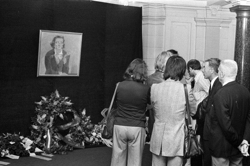 Loco-burgemeester Verheij van Amsterdam neemt schilderij in ontvangst van Sonia , Bestanddeelnr 927-3212