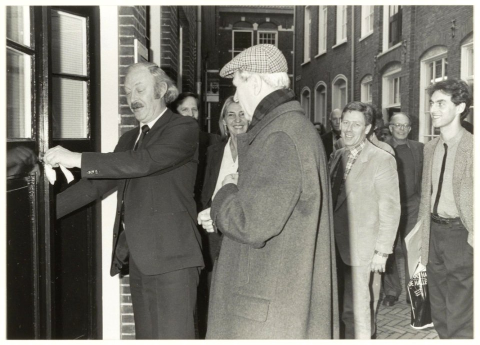 Loco-burgemeester Ab van Schooten opent de nieuwe werkplaats van het Historisch Museum Z. Kennemerland aan het Nieuw Heiligland 11. Stichtingvoorzitter Beelaerts (met pet) rechts van hem Be, NL-HlmNHA 54016624