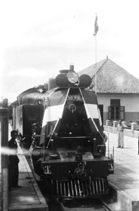 Locomotief (met Nederlandse vlaggen aan de voorkant op een station, Bestanddeelnr 1107