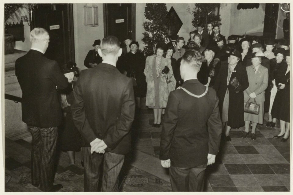 Loco-burgemeester D.J.A. Geluk en enige wethouders tijdens de ontvangst van de Nationale Vrouwenraad op het stadhuis t.g.v. hun 42e jaarvergadering. NL-HlmNHA 54004808