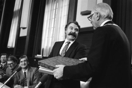 Loco-burgemeester Van der Ploeg overhandigt Van der Louw een boek over de Rotter, Bestanddeelnr 931-6949