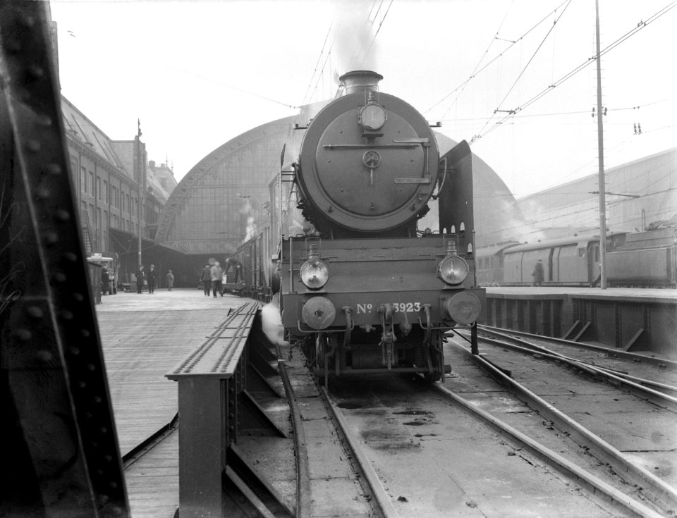 Locomotief Jumbo van de serie 3900 (3923) verlaat het Centraal Station in Amster, Bestanddeelnr 189-0175