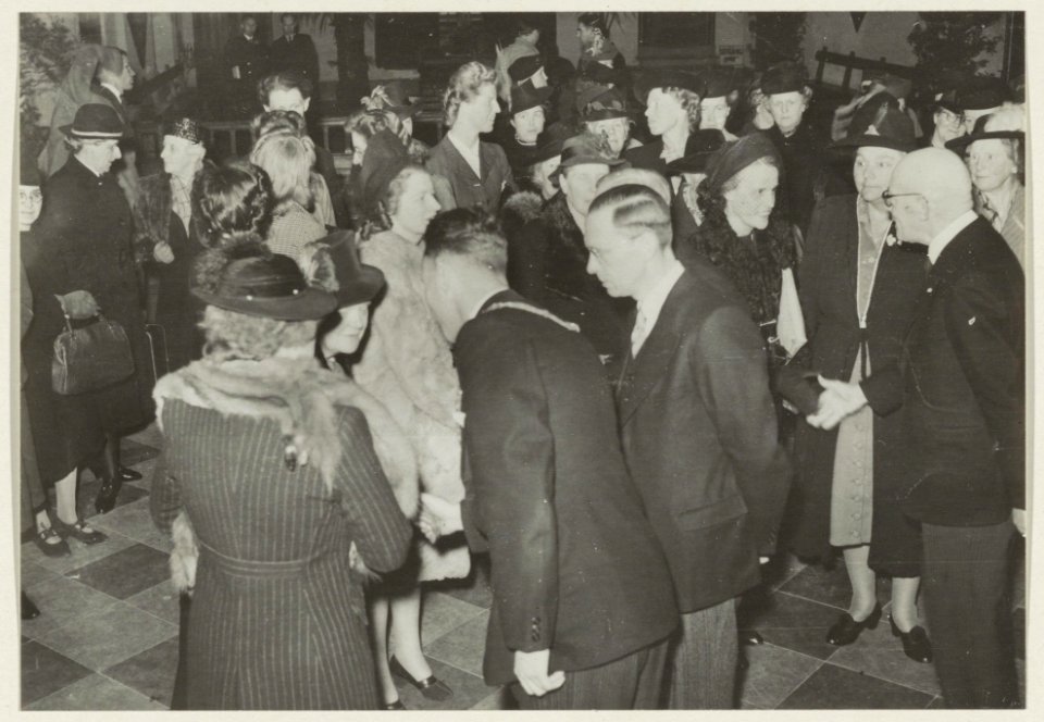 Loco-burgemeester D.J.A. Geluk en enige wethouders tijdens de ontvangst van de Nationale Vrouwenraad op het stadhuis t.g.v. hun 42e jaarvergadering. NL-HlmNHA 54004807