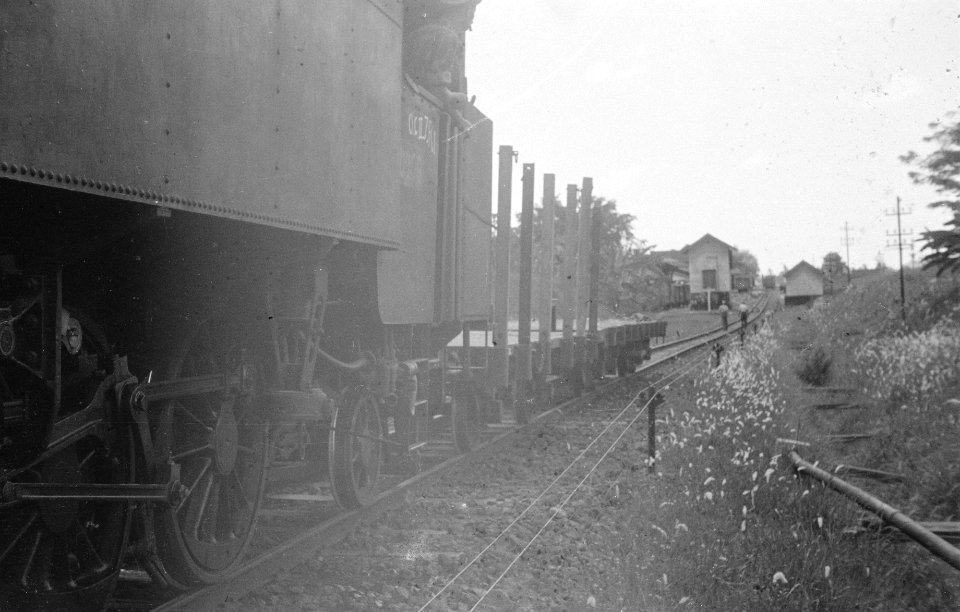 Locomotief met spoorwegwagons op een spoorlijn, Bestanddeelnr 334-4-1