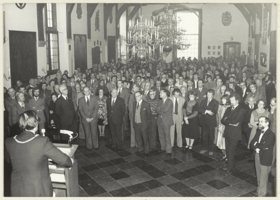 Loco-burgemeester P.W. Voskuilen hield in 1976 een toespraak tot de directie en personeel van de gemeentelijke dienst Hout, Plantsoenen en Begraafplaatsen t.g.v. het 75-jarig bestaan van de , NL-HlmNHA 54004841