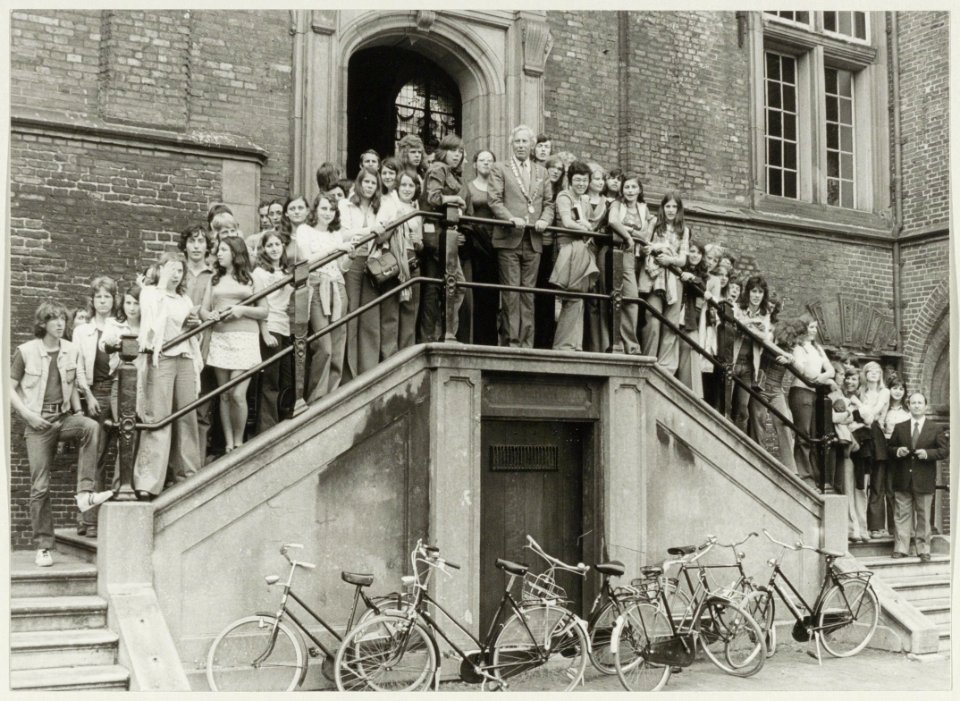 Locoburgemeetser D.J.A.Geluk met scholieren uit Angers op het bordes van het stadhuis. NL-HlmNHA 54003414