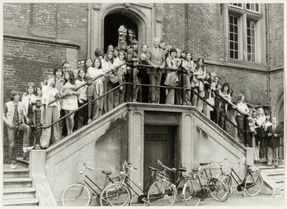 Locoburgemeetser D.J.A.Geluk met scholieren uit Angers op het bordes van het stadhuis. NL-HlmNHA 54003414