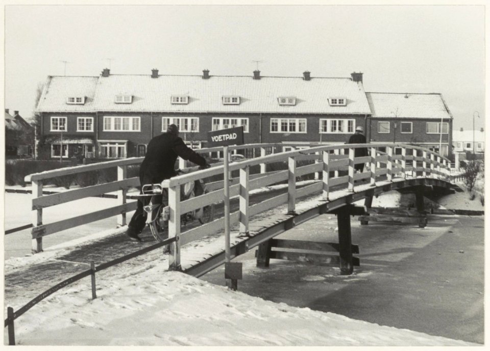 Lodewijk van Deyssellaan met een bruggetje over de Delft naar de Zaanenlaan, ziende naar het westen. NL-HlmNHA 54008977