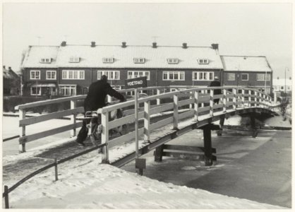 Lodewijk van Deyssellaan met een bruggetje over de Delft naar de Zaanenlaan, ziende naar het westen. NL-HlmNHA 54008977