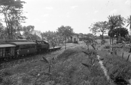 Locomotief met spoorwegwagons op een spoorlijn nadert een station, Bestanddeelnr 334-4-3