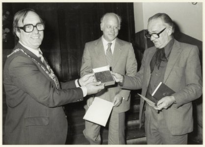 Loco-burgemeester P.W. Voskuilen reikte in de Gravenzaal van het stadhuis de eerste Coster-prijs uit aan Geert van Oorschot