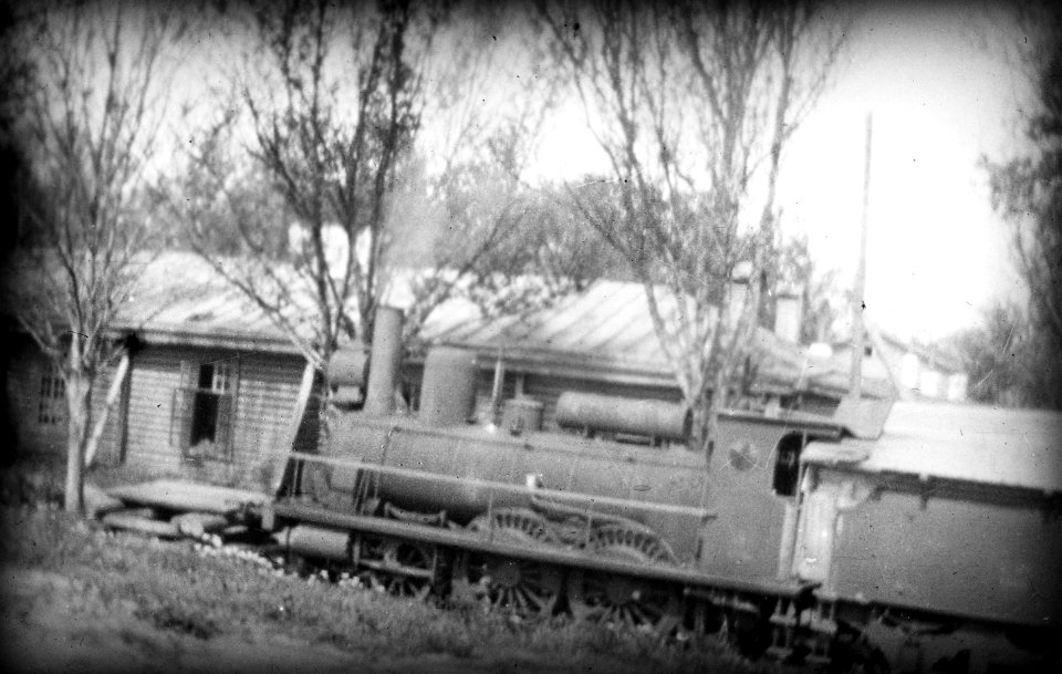 Locomotief bij een militair kamp, Bestanddeelnr 19 19