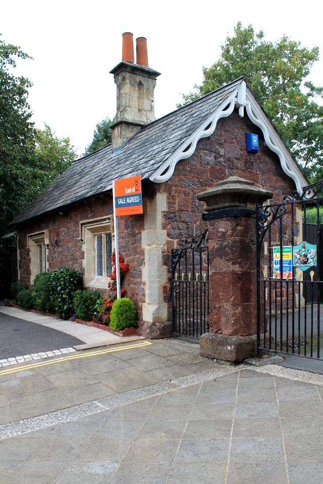 Lodge At Queen Street Entrance