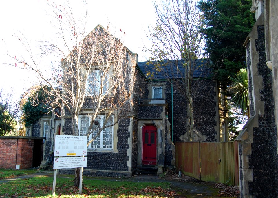 Lodge at Kingston Cemetery, St Mary's Road, Kingston, Portsmouth (November 2017)