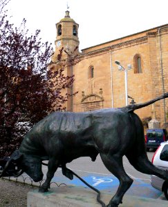 Lodosa - Monumento al Toro con soga 2