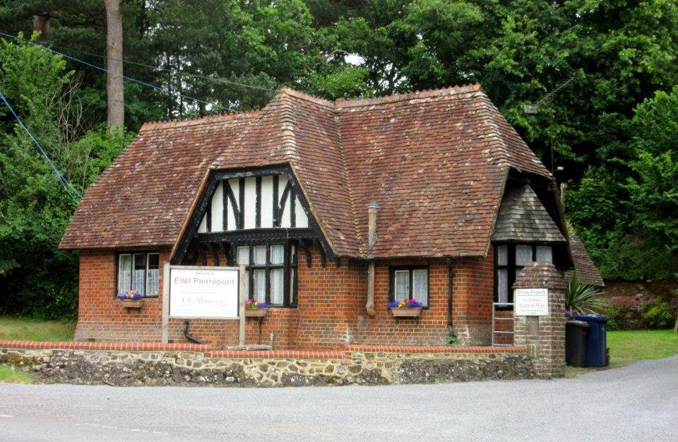 Lodge at Entrance to Pierrepoint House (Ellel Ministries International), Frensham (June 2015)