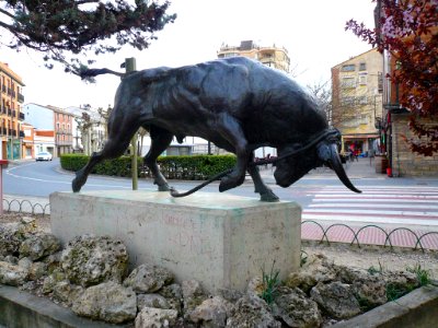 Lodosa - Monumento al Toro con soga 1