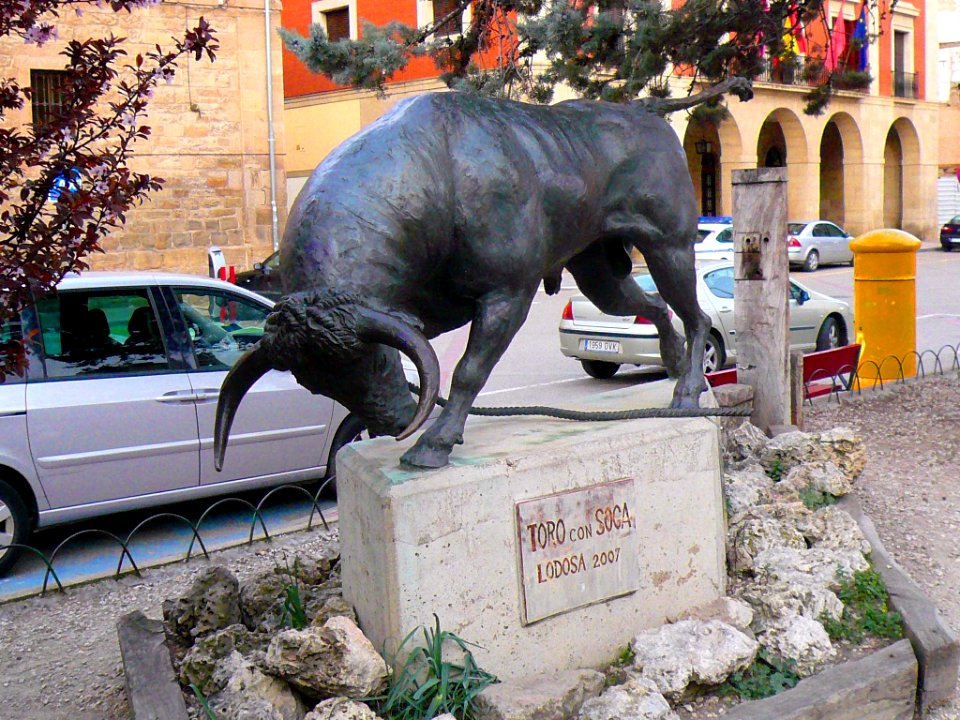 Lodosa - Monumento al Toro con soga 3