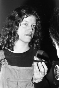 Loes Schellekens met het zilveren zeehondje dat zij ontworpen heeft en dat verko, Bestanddeelnr 930-1968