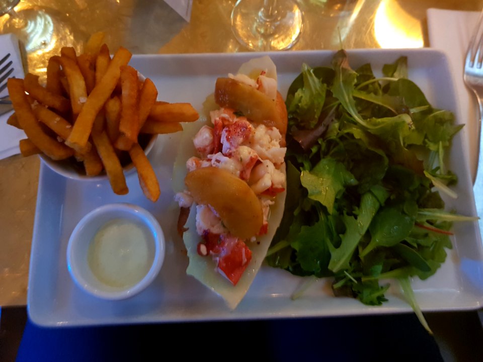 Lobster roll, frites et salade verte 