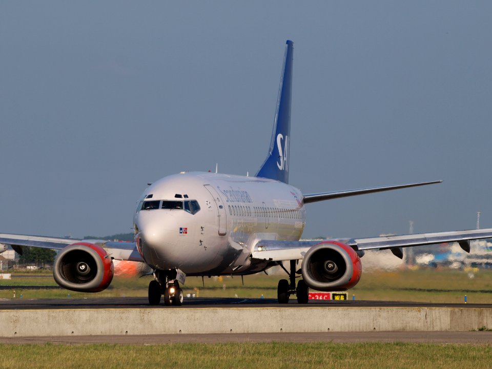 LN-BRX SAS Scandinavian Airlines Boeing 737-505 - cn 25797 taxiing 15july2013 pic-001