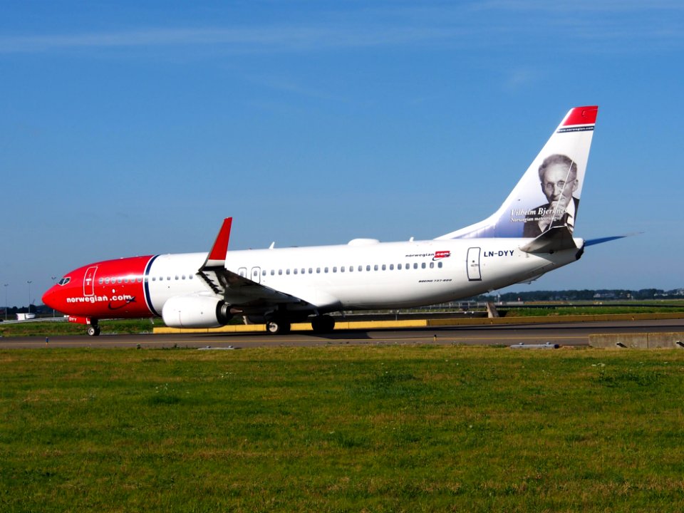 LN-DYY Norwegian Air Shuttle Boeing 737-8JP(WL) - cn 39012 taxiing 19july2013 pic6
