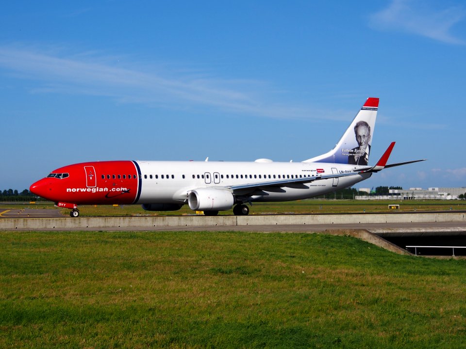 LN-DYY Norwegian Air Shuttle Boeing 737-8JP(WL) - cn 39012 taxiing 19july2013 pic3