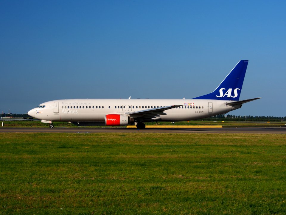 LN-RCN SAS Scandinavian Airlines Boeing 737-883 - cn 28318 taxiing 18july2013 pic-003